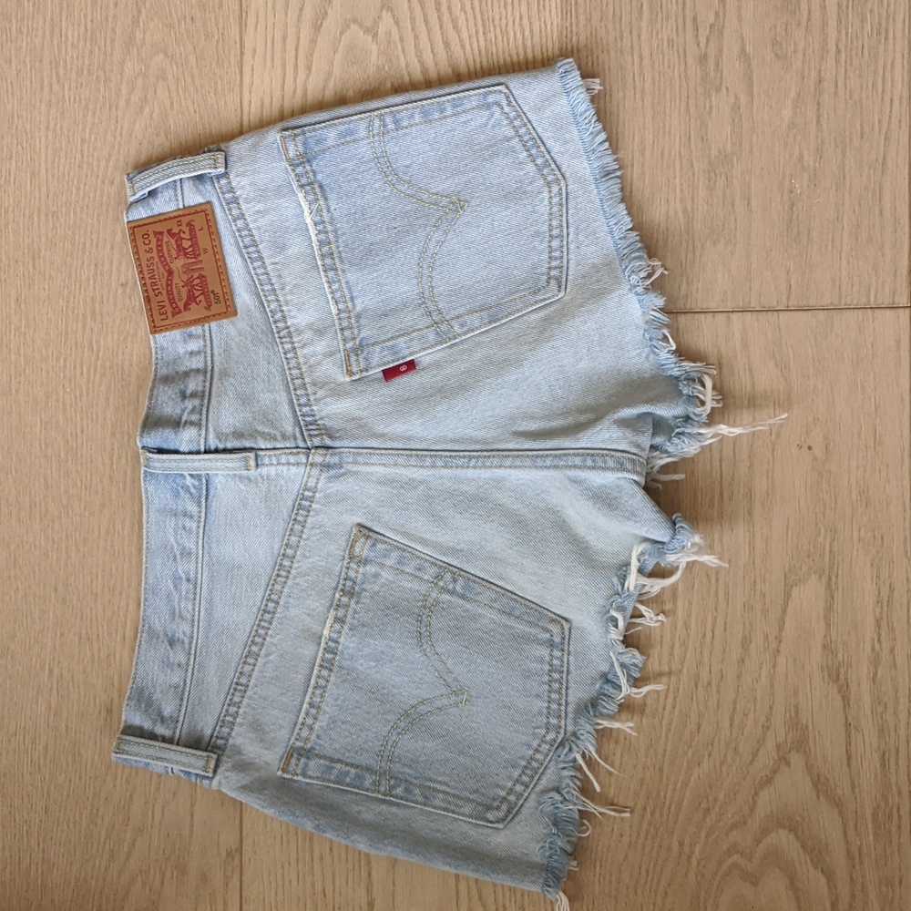 Levi's cutoff shorts. Size 26. - Picture 2 of 3